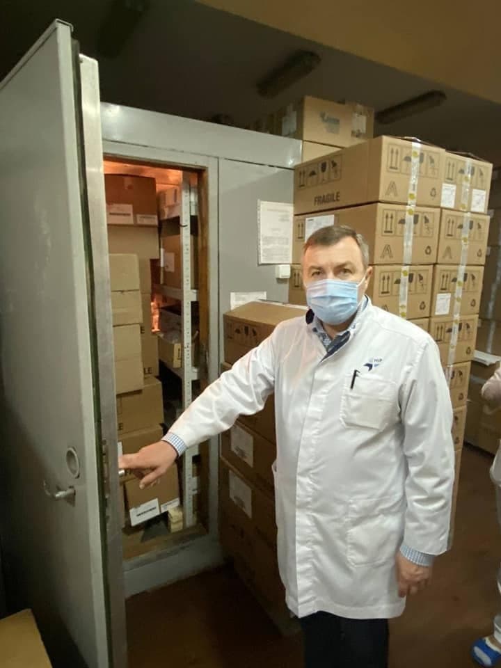 А вот и. о. директора Национального института рака (НИР) Андрей Шипко, уже почти год находящийся в этом временном статусе, на своей странице Facebook оптимистично сообщает: бесплатные лекарства есть! От медицинских перчаток до онкопрепаратов — проверьте таблицу!