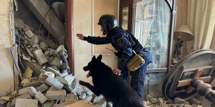 Последствия ракетного удара по Днепру, нанесенного 28 июня, фото: ГСЧС