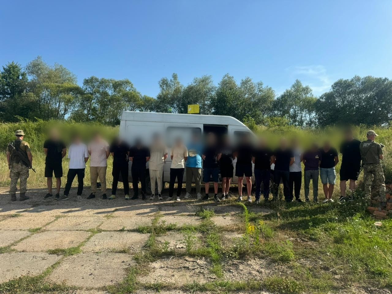 Авто з 17 чоловіками зупинили на кордоні. Фото: ДПСУ