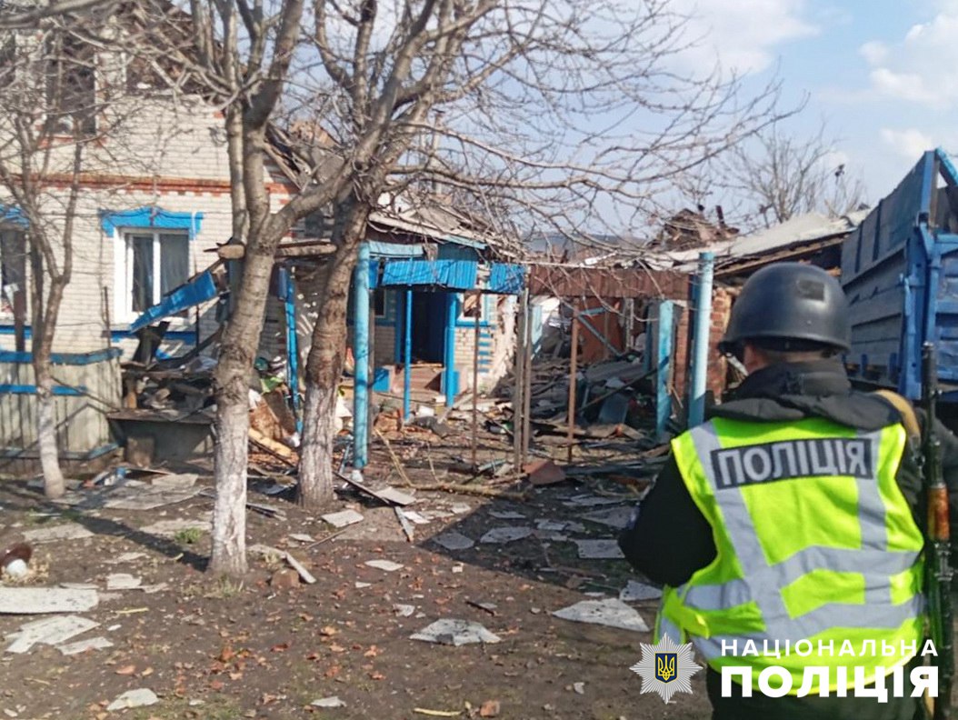 Авіація рф вдарила по селищу на Сумщині. Фото: поліція