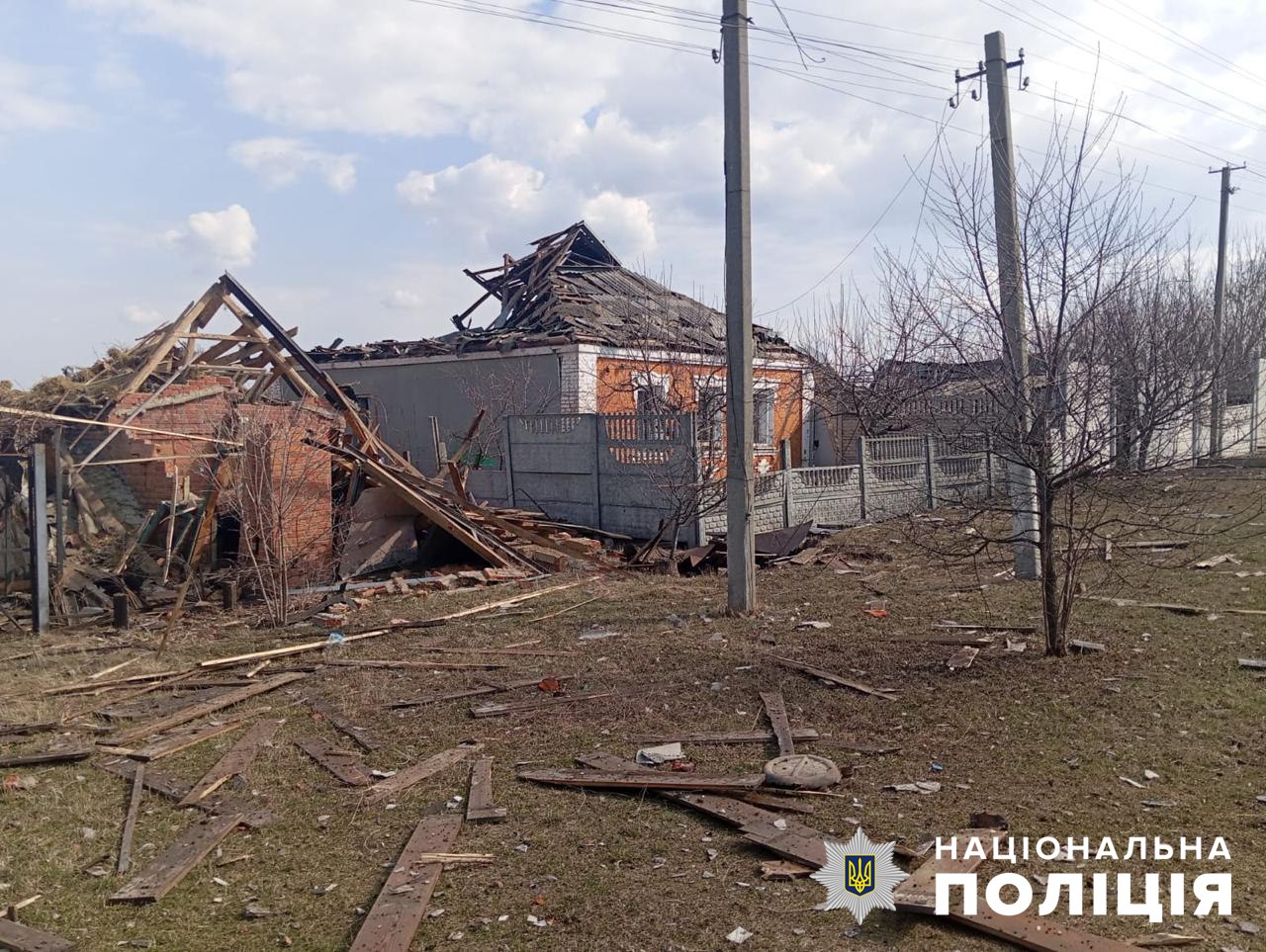 Авіація рф вдарила по селищу на Сумщині. Фото: поліція